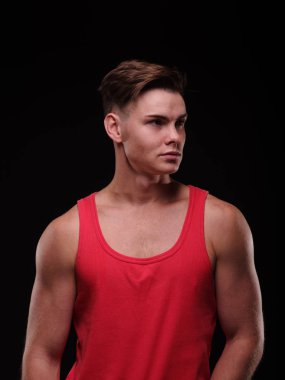 Siyah bir arka plan üzerinde çekici genç adam. Kas dansçı ya da spor adamı. Eğitim kavramı.