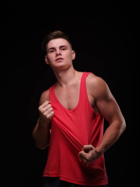 Yakışıklı olan siyah bir arka plan. Tutkulu kaslı adam kılığında. Genç erkek güzellik kavramı.