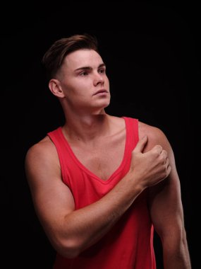 Yakışıklı olan siyah bir arka plan. Tutkulu kaslı adam kılığında. Genç erkek güzellik kavramı.