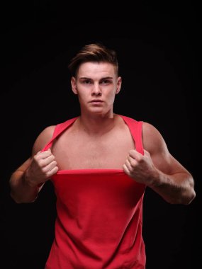 Onun kırmızı t-shirt Siyah bir arka plan üzerine çekerek sağlıklı, güzel, genç adam. Sportif yaşam tarzı kavramı.