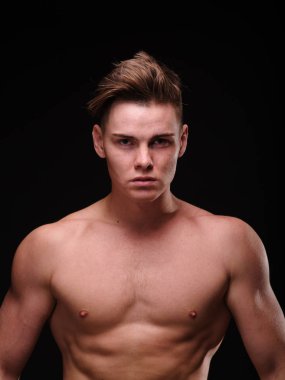 Yakın çekim yakışıklı genç bir siyah arka plan üzerine. Mükemmel erkek modeli. Erkek Cilt Bakımı kavramı.