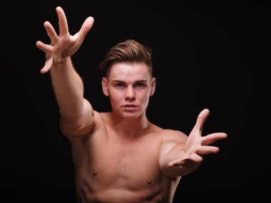 Yakışıklı adam güçlü kolların bir siyah arka plan üzerine germe. Yakın dövüş. Fikir tartışması kavramı.