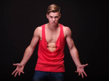 Seksi erkek gömlek siyah bir arka plan üzerine konuşuyor. Güçlü seksi spor adamı. Erkek güç kavramı.