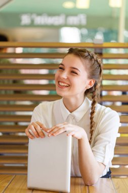 Güzel kız bir kafede gadget'lar ile vakit geçiriyor