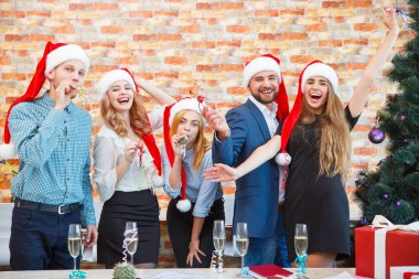 Mutlu office ekibi şenlikli bir arka plan üzerinde içme bir Noel partisi. Noel tezahürat kavramı.