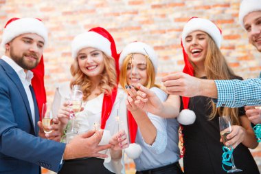 Neşeli Noel arkadaşlar maytap office arka plan üzerinde tutarak. Yeni yıl dilekler kavramı.