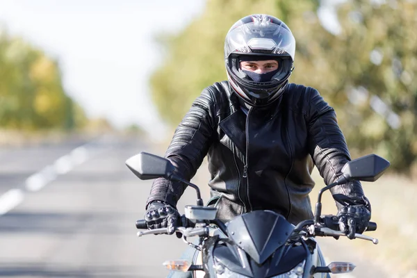Nahaufnahme eines Motorrads, das allein mit seinem Besitzer auf der Straße steht — Stockfoto