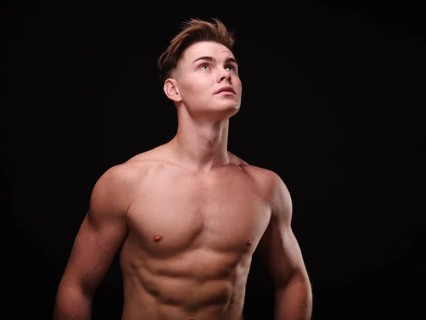 Adolescente saudável sem camisa em um fundo preto. Jovens desportivos. Conceito de construção muscular . — Fotografia de Stock