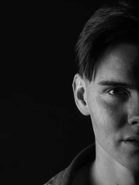 Retrato en blanco y negro de un tipo guapo. Joven cansado y triste sobre un fondo negro. Concepto de estrés . — Foto de Stock