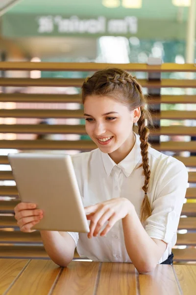 Güzel kız bir kafede gadget'lar ile vakit geçiriyor