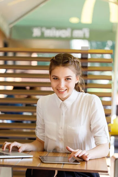 Güzel genç kız yoğun onu laptop çalışma