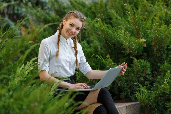 Park içinde laptop üzerinde mutlu genç kız — Stok fotoğraf