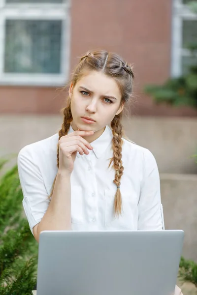 Park içinde laptop üzerinde mutlu genç kız — Stok fotoğraf