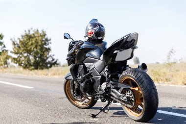 Bir motosiklet yakın çekim yalnız yolda standları