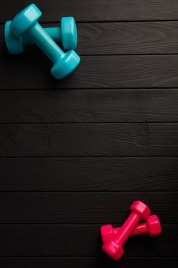 Spor gri bir arka plan üzerinde renkli aletleri. Spor kavramı.