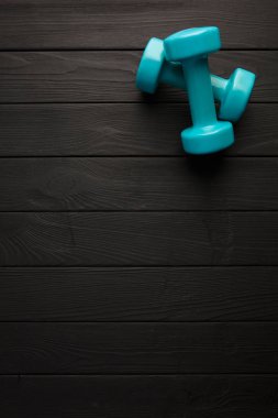 Spor gri bir arka plan üzerinde renkli aletleri. Spor kavramı.