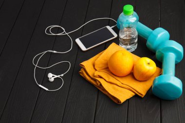 Spor gri bir arka plan üzerinde renkli aletleri. Spor kavramı.