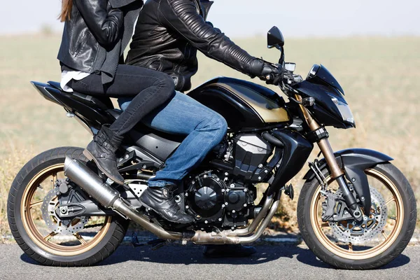 Um close-up de uma motocicleta fica na estrada com seu proprietário sozinho — Fotografia de Stock