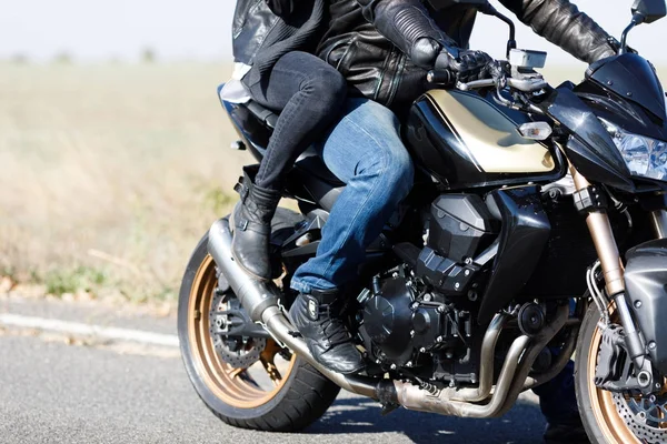 Un primer plano de una motocicleta se encuentra en la carretera con su propietario solo — Foto de Stock