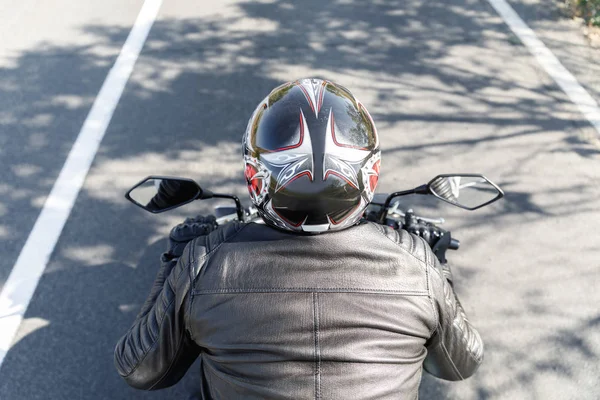 Motociclista sentado em uma moto close-up vista por trás — Fotografia de Stock