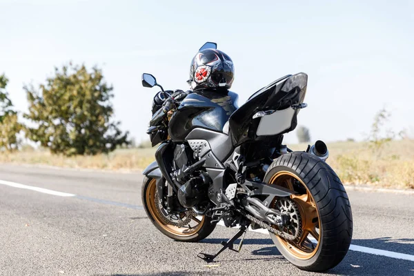 A motorcycle close-up stands on the road alone — Stock Photo, Image