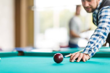 Oyuncu bir kırmızı top piramit kıracak