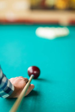 Oyuncu bir kırmızı top piramit kıracak