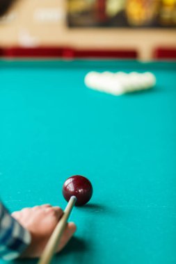 Oyuncu bir kırmızı top piramit kıracak