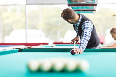 Oyuncu bir kırmızı top piramit kıracak