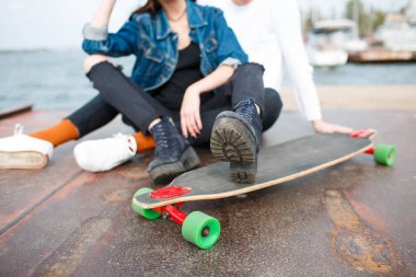 Eğleniyor ve açık havada birlikte gülen genç Çift.