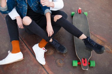 Eğleniyor ve açık havada birlikte gülen genç Çift.