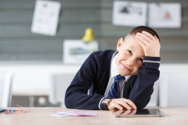 Küçük bir iş adamı işyerinde bir tablet masada oturuyor