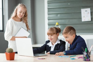 Küçük bir yaş küçük işadamları için masada çalışması için yardımcı olur