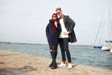 Eğleniyor ve açık havada birlikte gülen genç Çift.