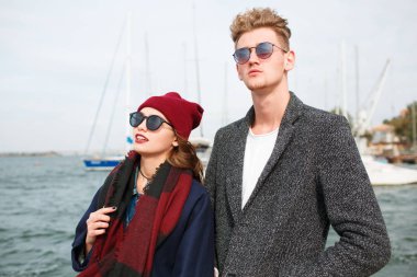 Eğleniyor ve açık havada birlikte gülen genç Çift.