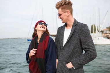 Eğleniyor ve açık havada birlikte gülen genç Çift.