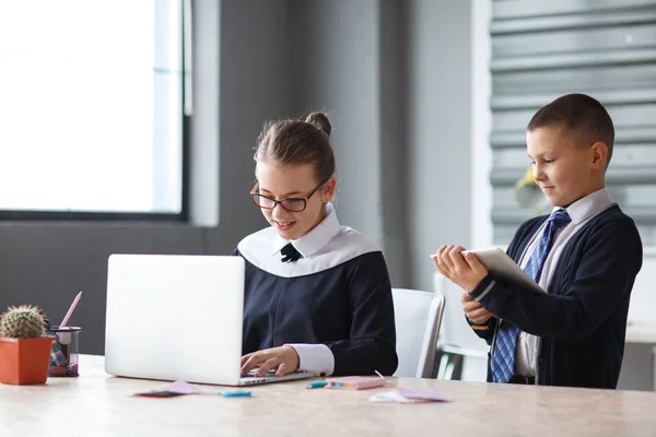 Pequeños empresarios trabajan en la oficina en sus proyectos — Foto de Stock