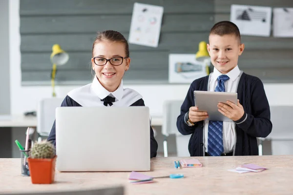 Pequeños empresarios trabajan en la oficina en sus proyectos — Foto de Stock