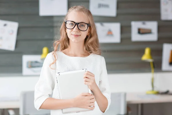 Een kleine werknemer in glazen staat gewoon op zoek — Stockfoto