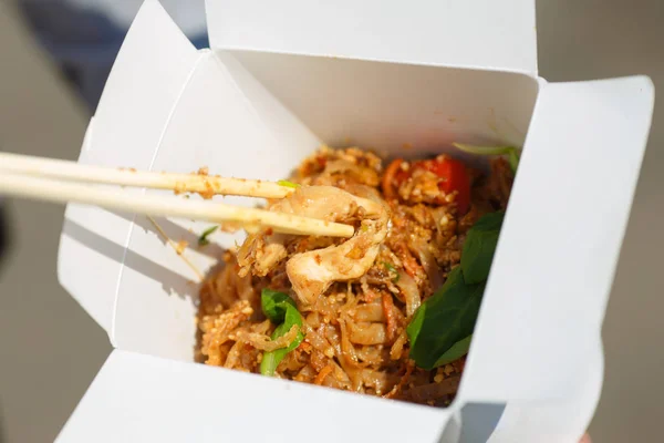 Chinese noedels in doos met garnalen, groenten en sesam met sojasaus. Voedsel concept. — Stockfoto