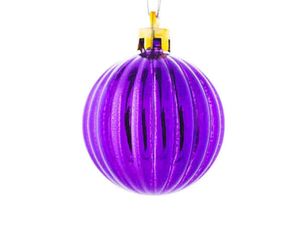 Bola de Natal violeta brilhante isolada no fundo branco — Fotografia de Stock