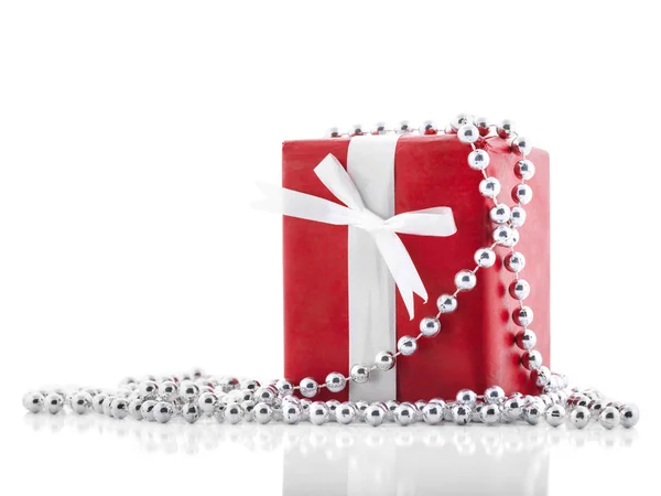 Червона подарункова коробка з білою стрічкою ізольована на білому тлі. концепція відпустки . — стокове фото