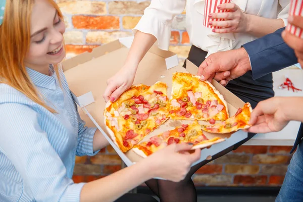 The ordered pizza in a close-up box is very appetizing — Stock Photo, Image