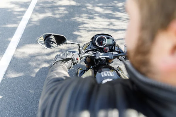 Мотоциклист сидит на мотоцикле крупным планом сзади — стоковое фото