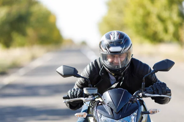 Un primer plano de una motocicleta se encuentra en la carretera con su propietario solo — Foto de Stock