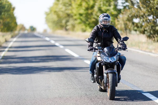 Nahaufnahme eines Motorrads, das allein mit seinem Besitzer auf der Straße steht — Stockfoto