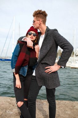 Eğleniyor ve açık havada birlikte gülen genç Çift.