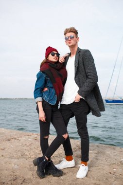 Eğleniyor ve açık havada birlikte gülen genç Çift.