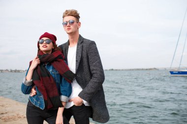 Eğleniyor ve açık havada birlikte gülen genç Çift.