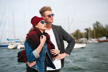 Eğleniyor ve açık havada birlikte gülen genç Çift.